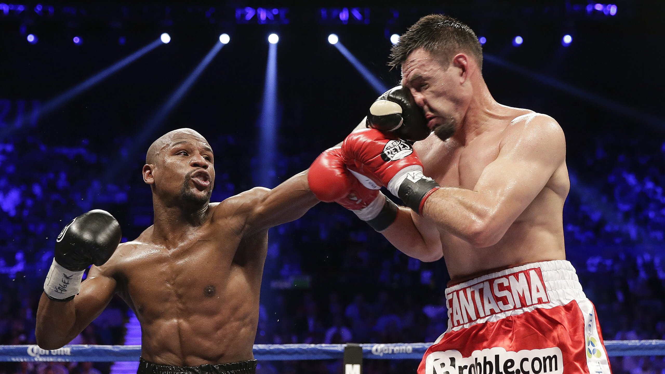 球迷风云：最疯狂的比赛现场互动瞬间，足球疯狂球迷